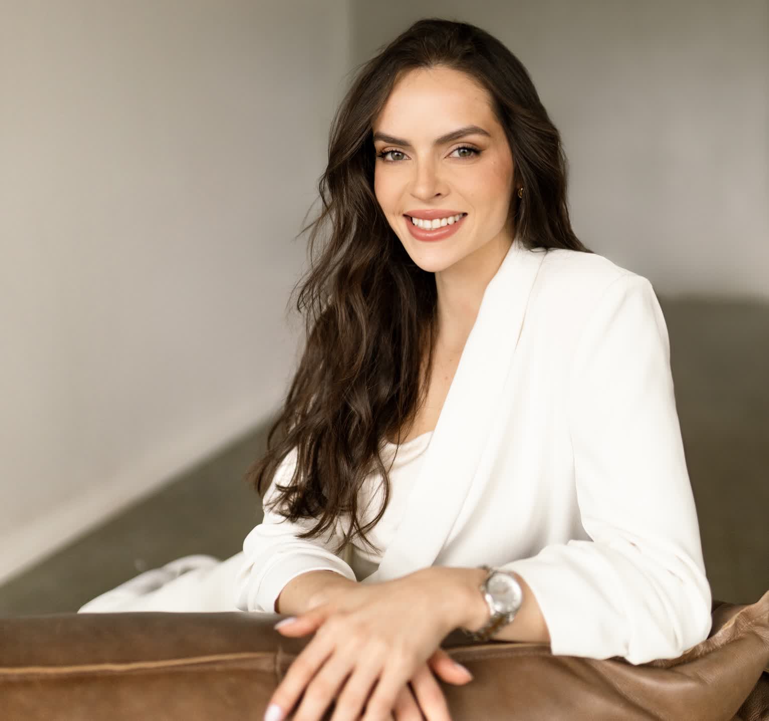 Dra. Isabella Oliveira em retrato profissional