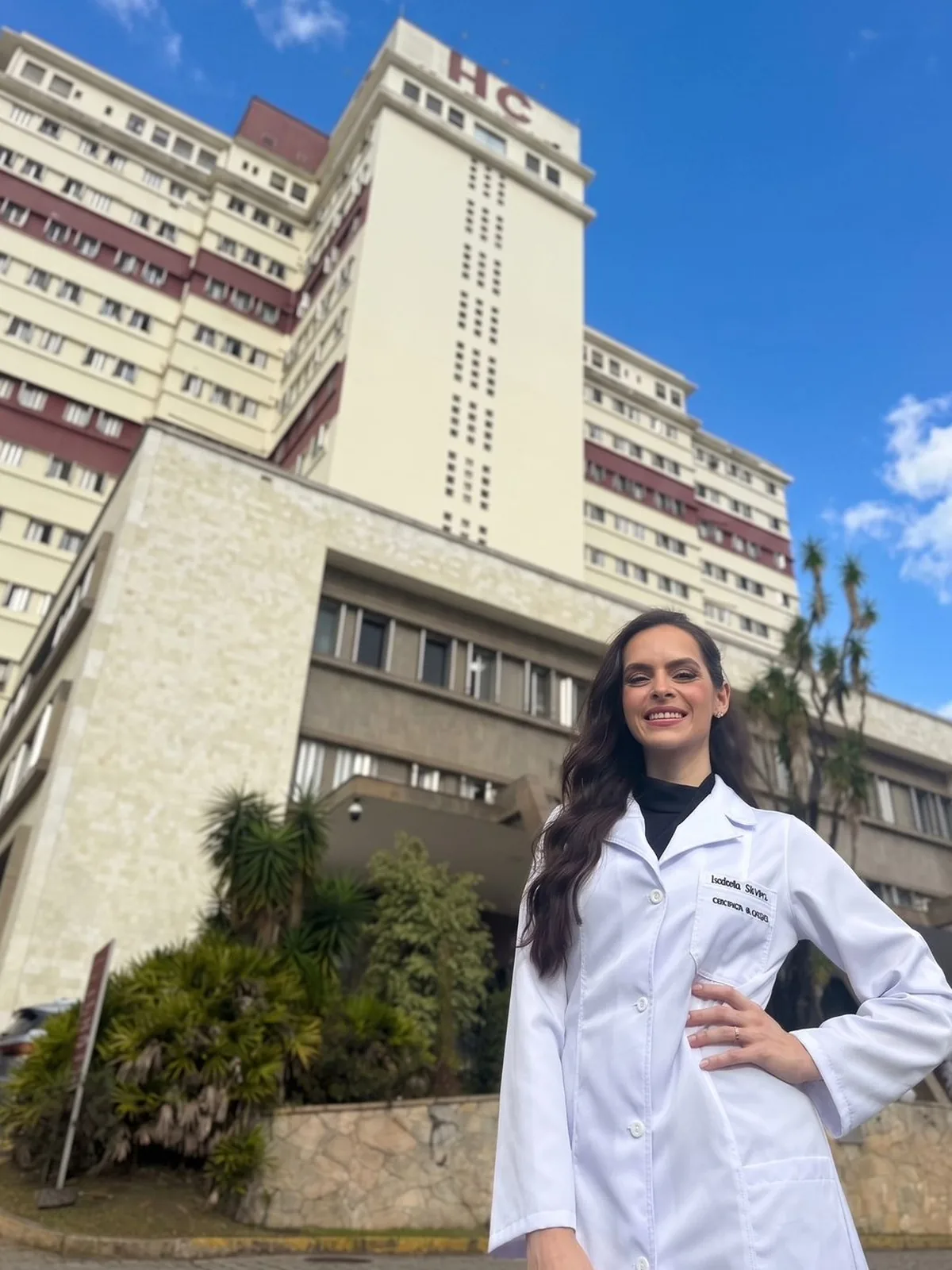 Dra. Isabella Oliveira em frente ao Hospital de Clínicas