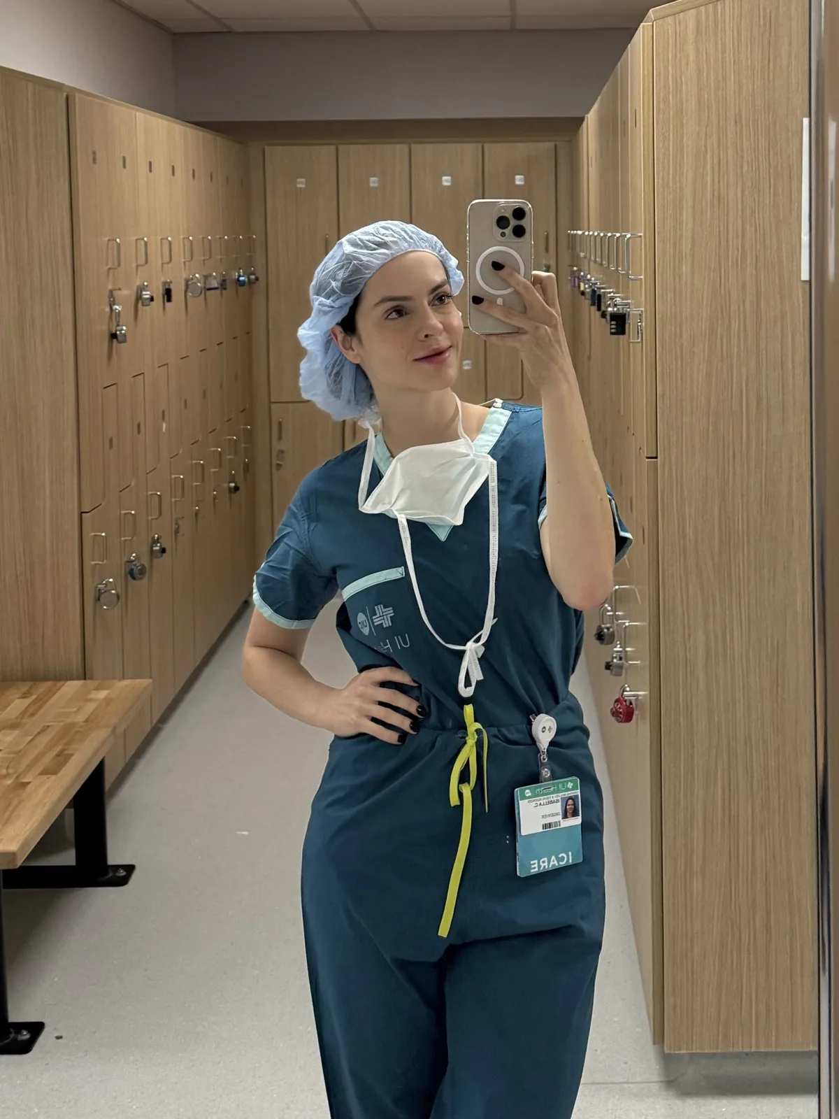 Dra. Isabella Oliveira em ambiente hospitalar